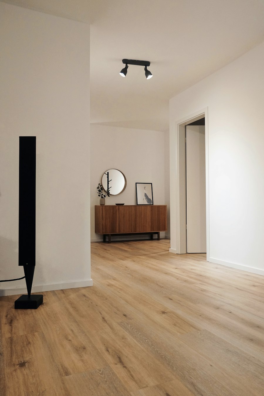 Interno moderno e minimalista con pavimento in legno