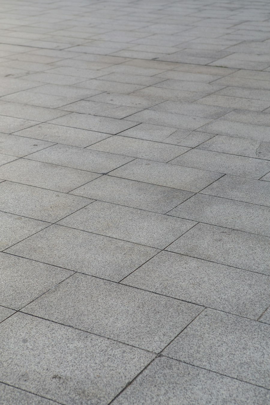 Pavimento SPC effetto pietra con piastrelle grigie